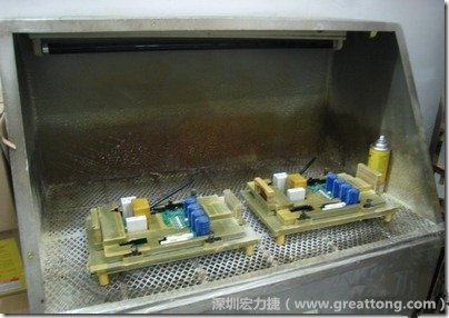 使用噴涂(Spraying)方式作業(yè)conformal coating時(shí)，需設(shè)備抽真空的設(shè)備，否則噴涂的物質(zhì)會(huì)飄散到空氣當(dāng)中，影響人體的健康。