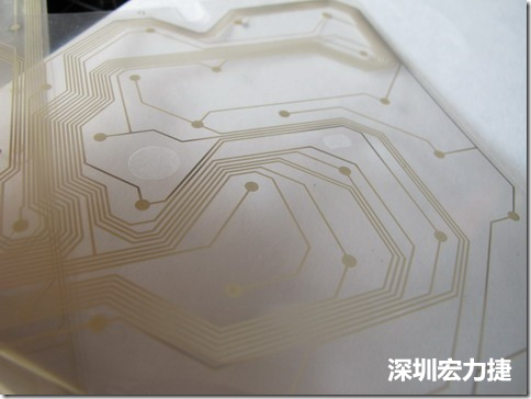 下面第二個圖則是另一片也有著按鍵線路的PTF，當上、下兩面PTF的按鍵結(jié)點互相接觸后就可以計算出是哪個按鍵被按下了。可是當按鍵沒有按下時，上下兩片PTF的線路則是分開的，所以上圖那片PTF的線路上面其實還另外覆蓋了另一層透明的PET作為絕緣層，只露出了需要在鍵盤按下時才會碰觸的接觸點，因為這些材質(zhì)使用的都是Polymer，所以才撐這樣的技術(shù)為Polydome(聚合簧片)。